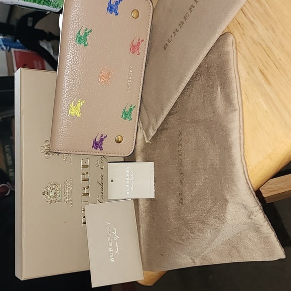 Burberry Rowe Horse 3D Print Wallet NWOT comes with 2 dust bags 🎒 ✨️ - Picture 1 of 8